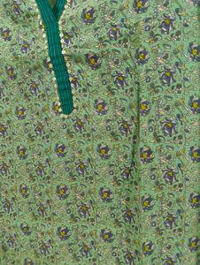 Avaasa Green Floral Printed Cotton Kurti – Size M
