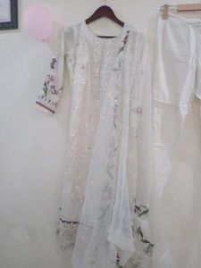 beautiful pakistani Kurta Set with ruffled dupatta