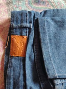I am selling a straight leg jeans, blue, of 32inch