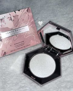 Fenty Beauty Diamond Bomb  Highlighter