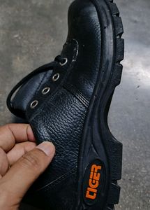 Brand New Tiger Safety Shoe Size 8