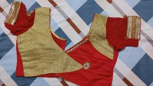 Breathtaking Red Saree+Beautiful Adjustable Blouse