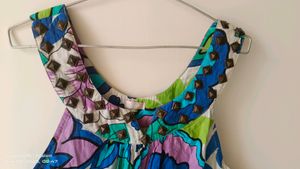 🌺 Floral 🌺 Top With Beautiful Neckline