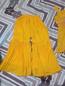 Baby Yellow Outfit 😻