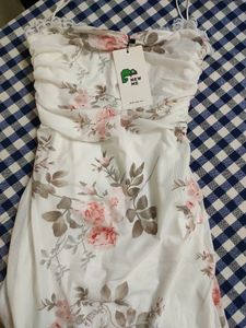 📍Price Drop📍NEWME ASIA WHITE FLORAL MAXI DRESS