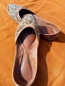 Embroidered Stone  Juttis