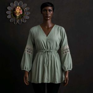 💚Sell 🎊🎉Elegant Green Lace Sleeve Top