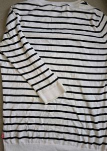 Levi&#39;s black&amp;white stripped pullover jersey