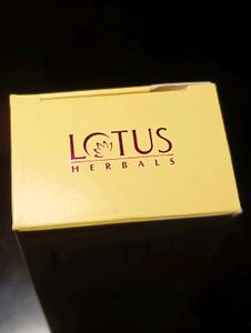✨🍊Lotus Herbals Vitamin C + Gold Radiance Serum
