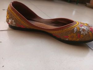 Floral Embroidered Juttis
