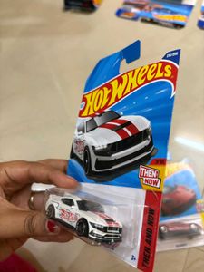 Hot Wheels Ford Mustang &amp; McLaren F1