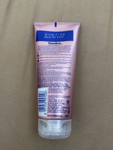 Vaseline Gluta-Hya Serum