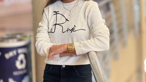 Stylish White Graphic Print sweatshirt