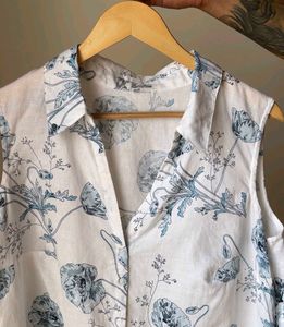 Ogaan Buttoned Sleeveless Blouse