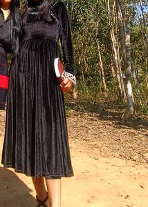 Elegant Black Velvet Dress 💃🏼