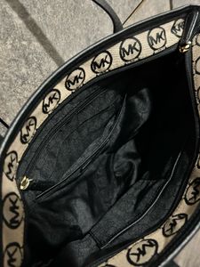 👜 Authentic Michael Kors Tote – new