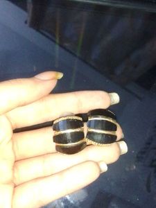 2 earings with a free mini golden clip