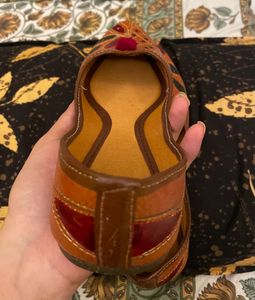 Embroidered Leather Juttis