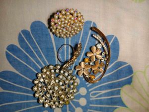 Vintage Brooch Set
