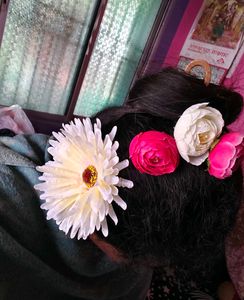 Beautiful hair bun gajra 3 rose🌹 and 1 sunflower