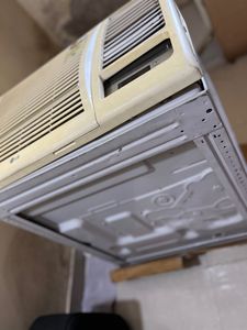 WINDOW AIR CONDITIONER