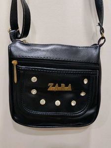 BLACK SLING BAG