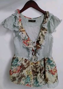 Han Ye Ben Se Floral Ruffled Sleeve Top