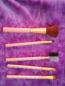 A Pack Of 5 Makeup Brushes