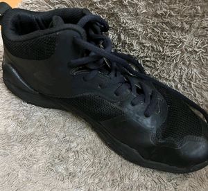 BASKETBALL SHOES