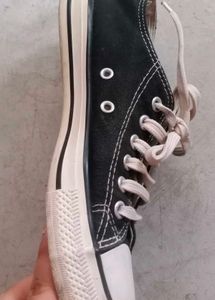 balck and white converse