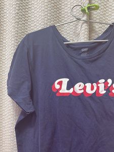 set of 2 casual Levi&#39;s Graphic Tee