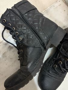 women guess boots ( highly used)