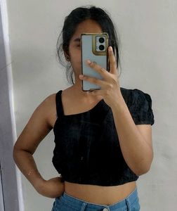 One side shoulder black crop top