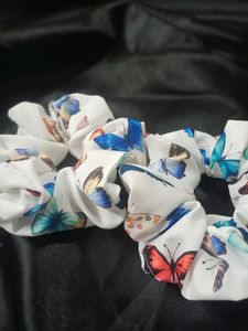 5 Scrunchies 🦋🦋