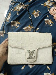 WHITE SLING BAG FOR WOMEN