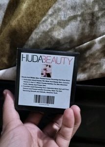 Huda Beauty         2in1 Compact Powder     New With Tag