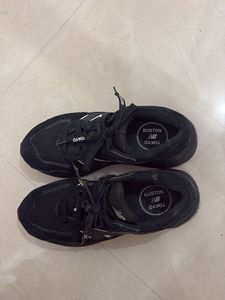 New Balance Black Sneakers