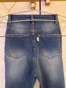 Distressed skinny jeans