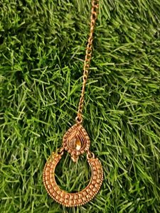 Elegant Gold-Tone Bindi