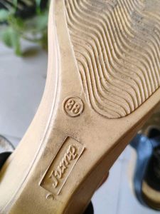 Heel&#39;s Black &amp; Gold Sandals