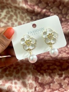 Pearl drop earrings🌙