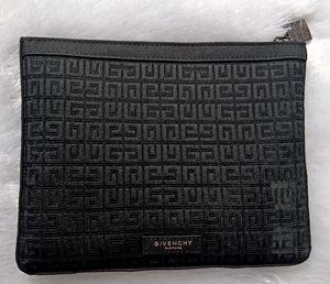 Givenchy Premium Pouch 💕♥️