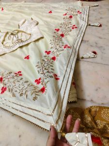 Elegant Embroidered Saree with Blouse 🤩