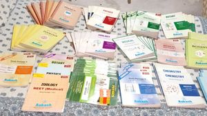 Neet &amp; JEE Aakash Prep Big Set + Free Extra Books