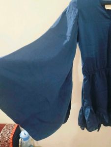 long-sleeved, V-neck, peplum-style top 💙