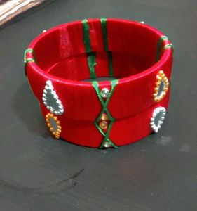 Lahariya Pattern Red And Green Colour Bangle Set