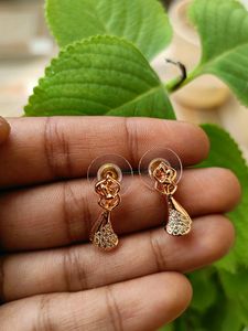 Dancing Couple 🫂Gold Look Alike Stud