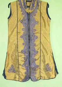 Elegant Embroidered Top + white jeans+ 🎁