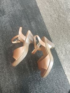 Bata Women&#39;s Tan Heels