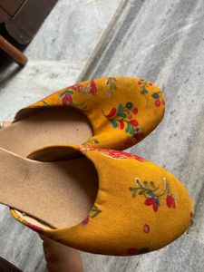 Mustard Floral Juttis
